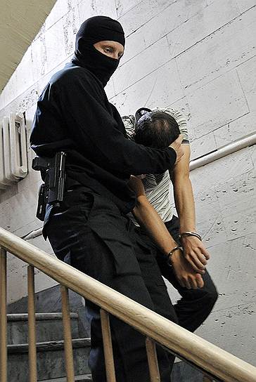 Police take Maksim Baklagin into detention. Photo by Gennady Gulyayev/Kommersant