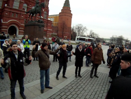 Demonstrators in Moscow hold up invisible posters on 6 April 2014. Photo by grani.ru