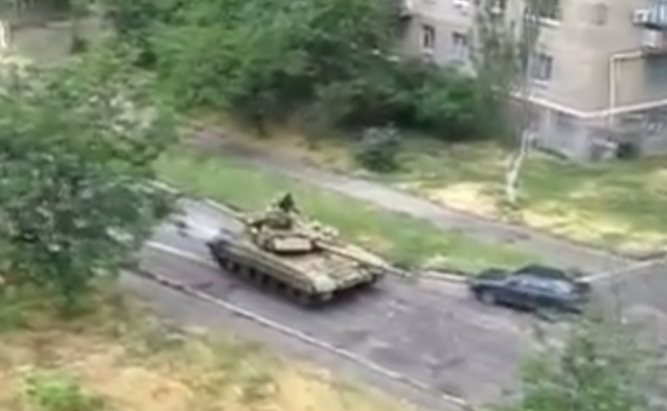 Screenshot from YouTube video purportedly showing T-72 tank in Snezhnoye. 
