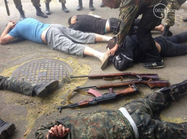 140613-mariupol-captured-weapons-e140265
