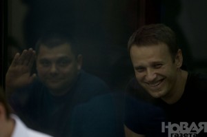 Alexei Navalny and his alleged accomplice Pyotr Ofitserov in court on Friday | Новая Газета