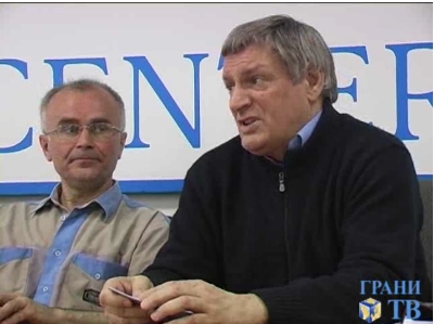 Andrei Mironov (L), translating for another Italian journalist in 2009 at the Sakharov Center in Moscow. Screen shot from Grani.ru video.