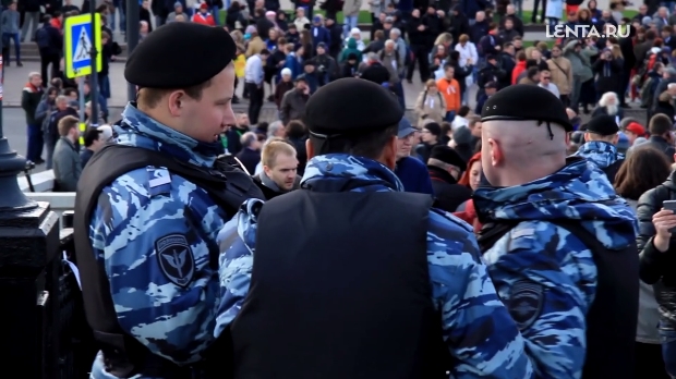 Riot police watching strollers on Bolotnaya Square. Screen grab from Lenta.ru