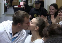 Dmitry Izhevsky kisses his wife before jail. Photo by grani.ru