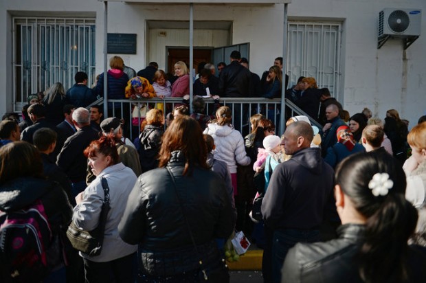 Passport line in Simferopol. Photo by James Hill/NYT