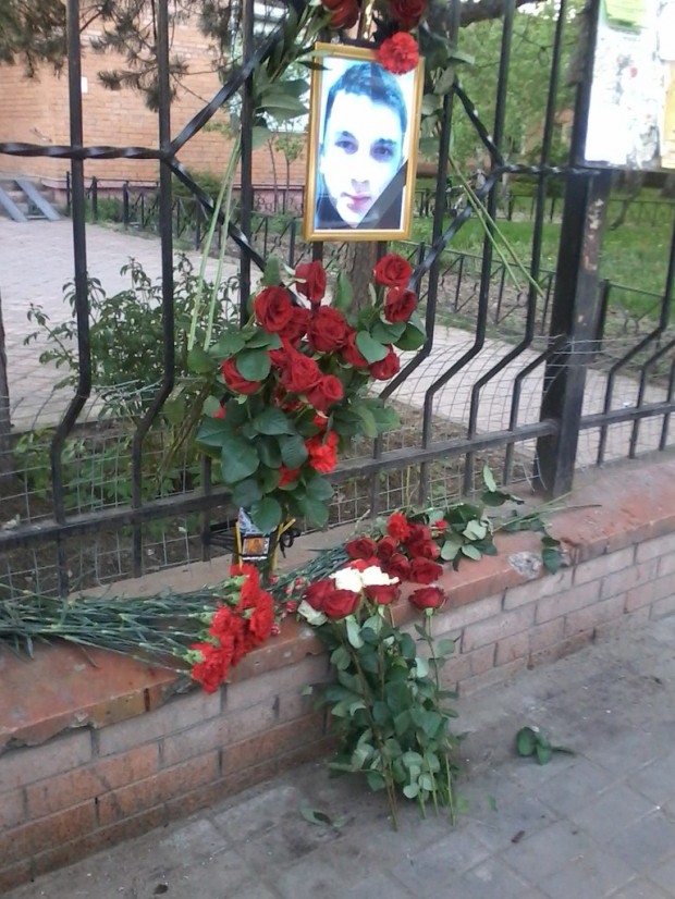 Flowers placed before a photo of Leonid Safyannikov
