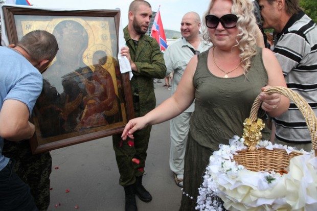 Pro-Russian separatists in Moscow carry Mother of God icon 2 August 2014. Photo by Elena Gorbacheva