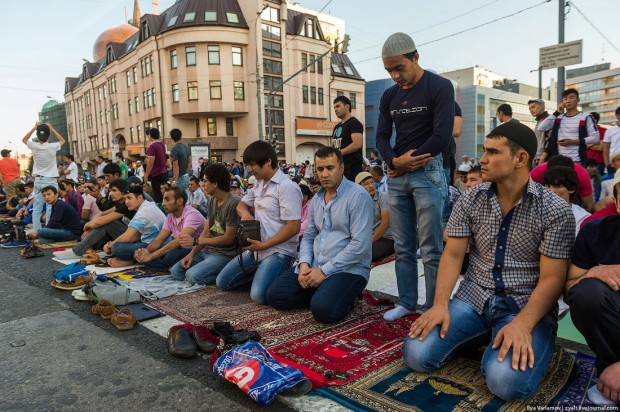 Muslims celebrate end of Ramadan in Moscow 28 July 2014. Photo by Ilya Varlamov