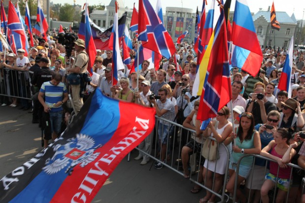 Novorossiya flags at Moscow rally 2 August 2014. Photo by Elena Gorbacheva.