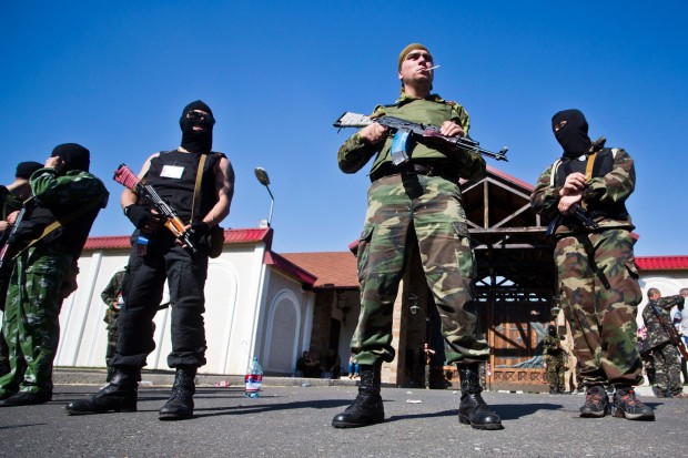 Separatists guarding Akhmetov's house in May 2014. Photo by Evgeny Feldman.